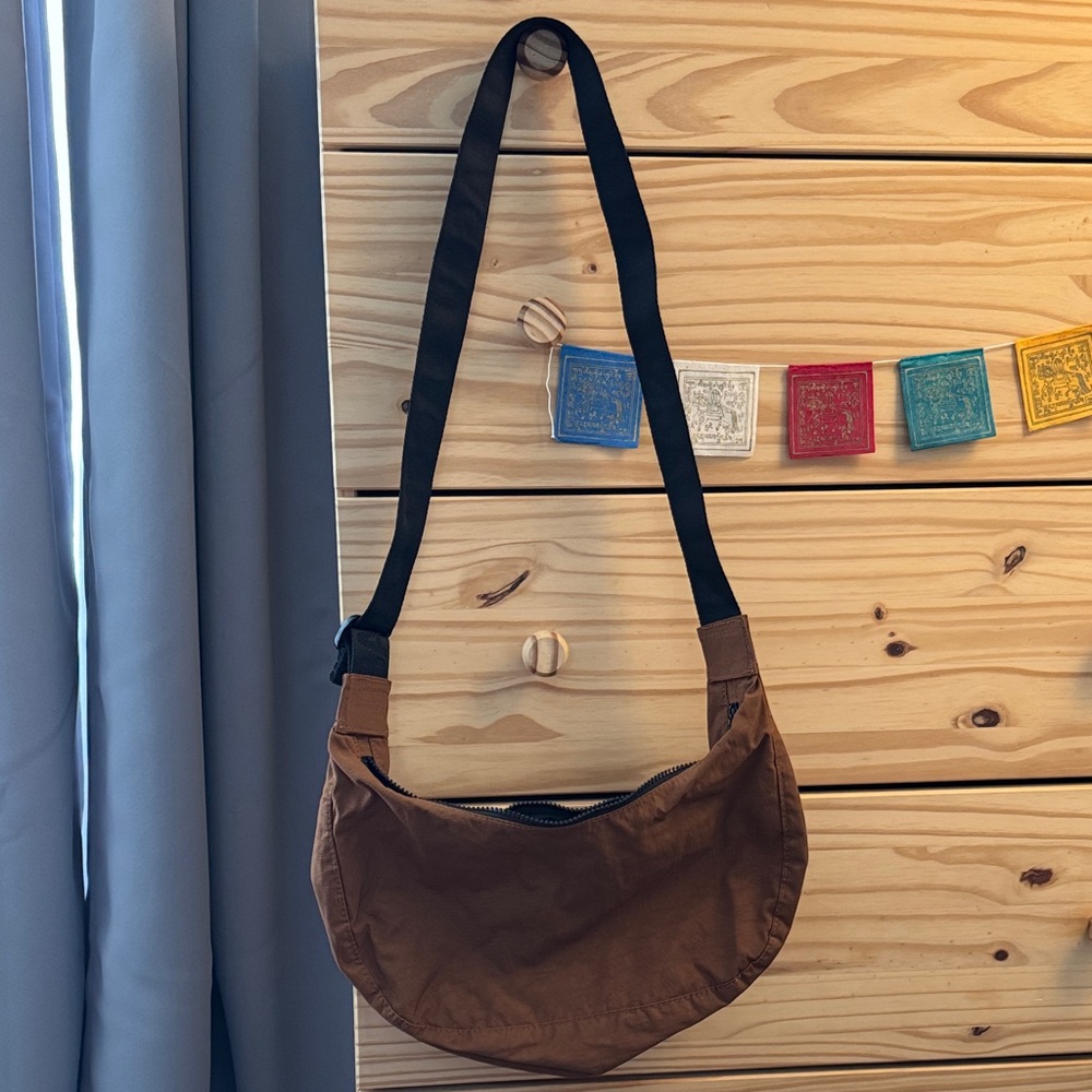BAGGU duck brown Crossbody Bag with Black Strap